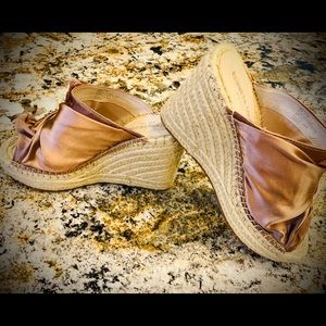 KENNETH COLE WEDGED ESPADRILLES